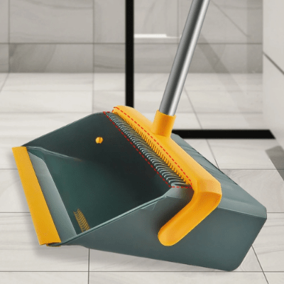 balayette et pelle verte salle de bain