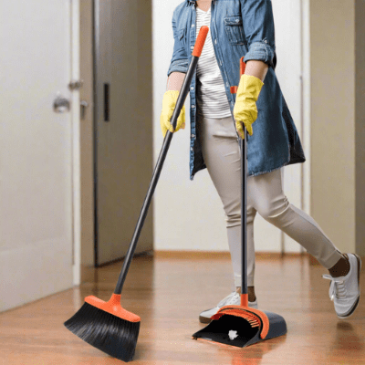 femme balaye avec légèreté grâce balayette pelle