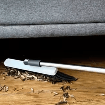nettoyer sous canapé avec balayette pelle long manche