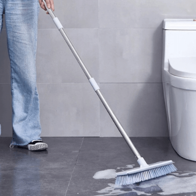 femme nettoie toilette brosse à carrelage