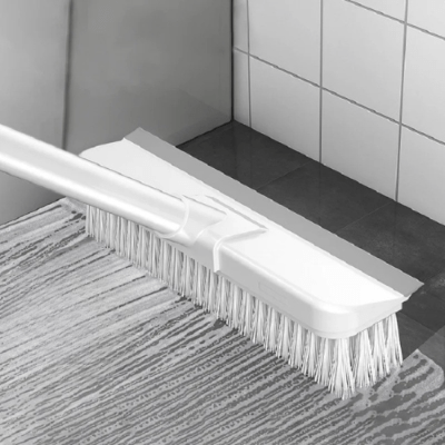 nettoyage sol salle de bain avec brosse balais
