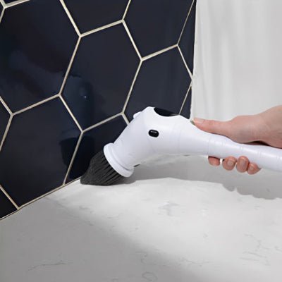 femme avec brosse electrique nettoyage carreau salle de bain