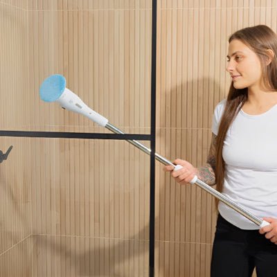 femme avec brosse electrique nettoyage sur main