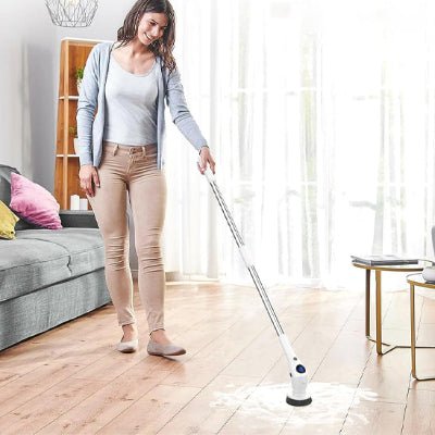 femme avec brosse electrique nettoyage parquet salon vitmax brush