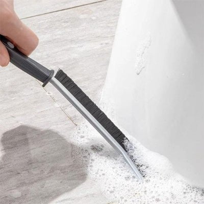 nettoyage carreaux de sol avec brosse joint carrelage