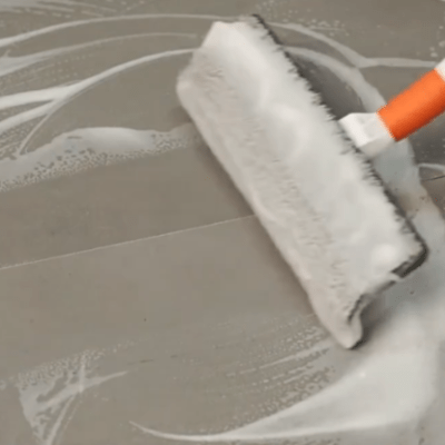 raclet eau sale rapidement avec brosse nettoyante salle de bain