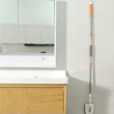 avec brosse nettoyante salle de bain se range verticalement au mur
