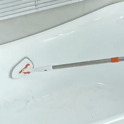 elle lave baignoire avec brosse salle de bain