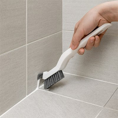 Brosse pour carrelage avec poignée ergonomique courbée blanc