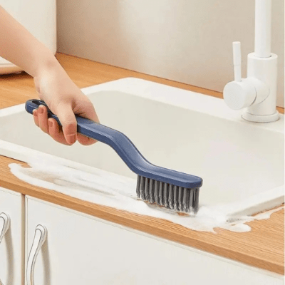 nettoyage salle de bain avec brosse pour joint de carrelage