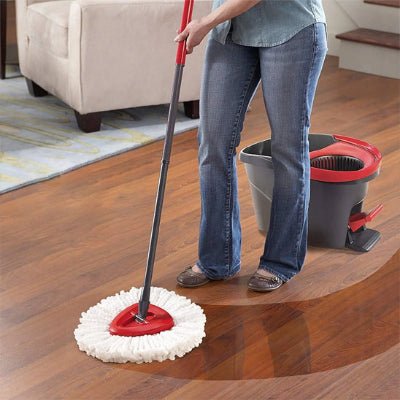 elle lave sol salon avec microfibre brosse rotative pour nettoyage carrelage intérieur