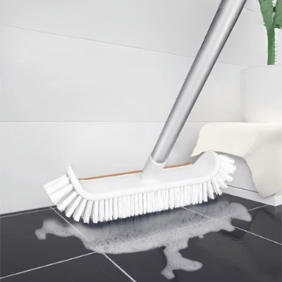 nettoie maison brosse sol carrelé