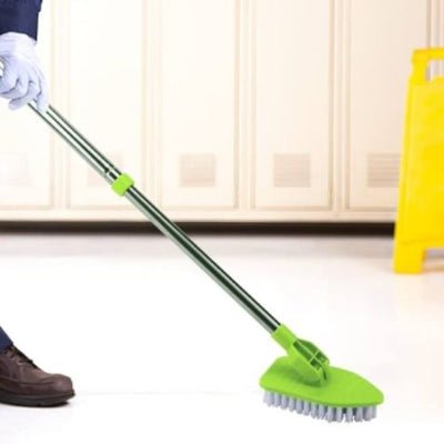 homme nettoie sol avec brosse télescopique vert