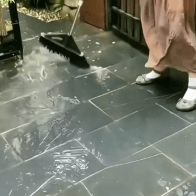 elle enlève eau sol carrelage balai brosse terrasse