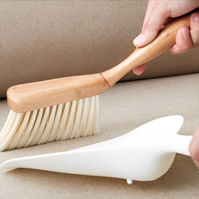 elle nettoie canapé pelle et balayette