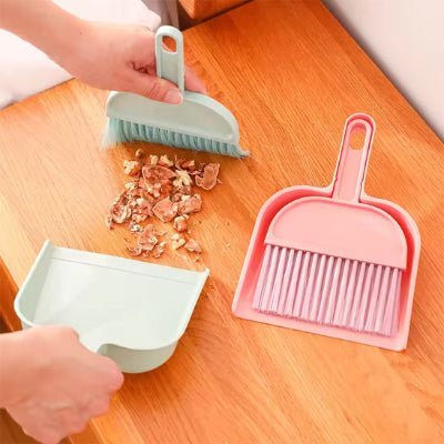 elle nettoie table rapidement avec pelle balayette