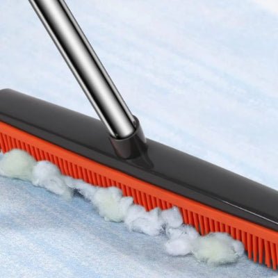 enlever peluches avec balai caoutchouc rouge