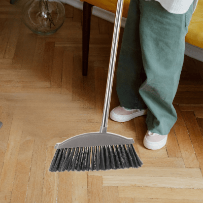 femme balaye intérieur maison balai gris