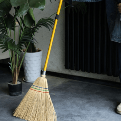 femme balaye sol avec balai en paille