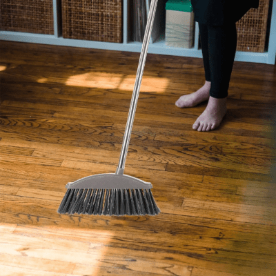femme balaye sol balai gris
