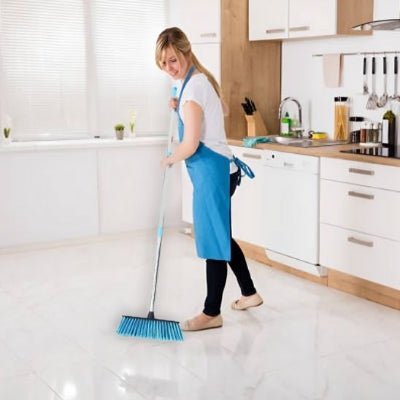 femme balaye sol cuisine balai bleu