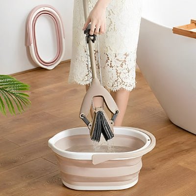 femme essore eau avec seau pour serpillère
