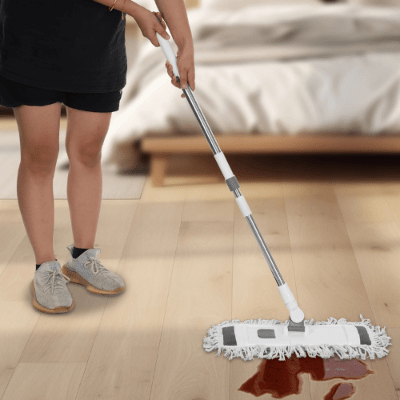 femme lave chambre avec serpillere blanc