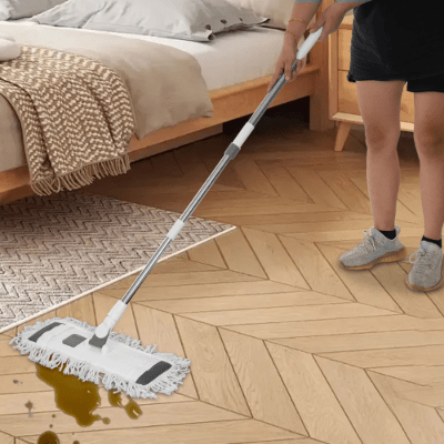 femme lave sol parquet chambre avec serpillere