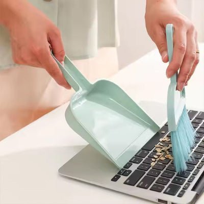 femme nettoie efficace clavier pelle balayette