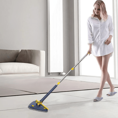 femme nettoie salon avec serpillère bleu