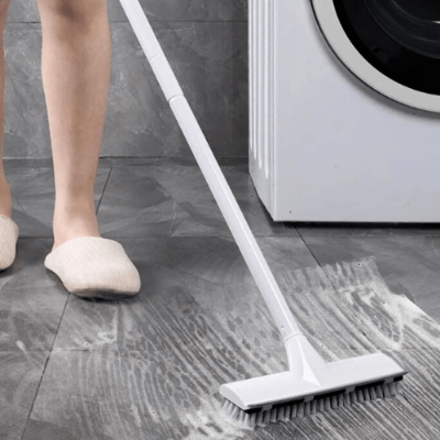 femme nettoie sol avec balai brosse telescopique