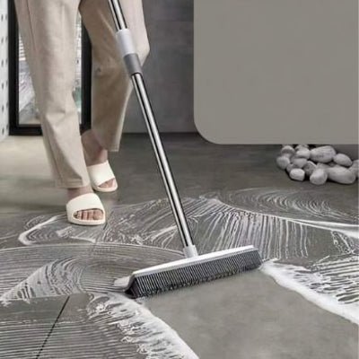 femme racle sol savonneuse avec balai caoutchouc blanc