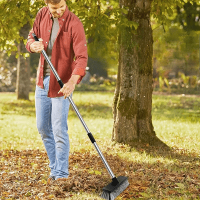 homme balaye feuilles balai extérieur