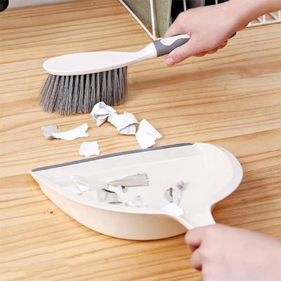 nettoie saleté bureau balayette et pelle