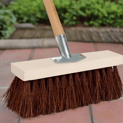 nettoie sol carrelage avec balais