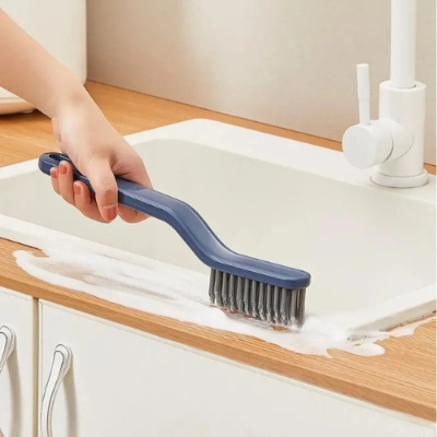 nettoyage salle de bain avec brosse pour joint de carrelage