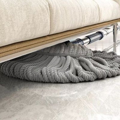 nettoyage sous meuble avec balai espagnol gris