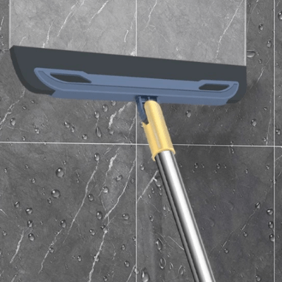 nettoyer carrelage avec balais raclette bleu