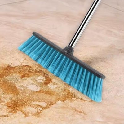 nettoyer crasse avec balai bleu