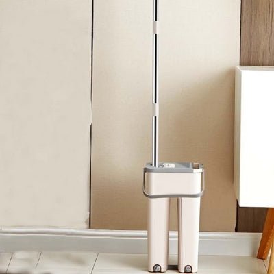 nettoyer maison avec balai serpillère kaki