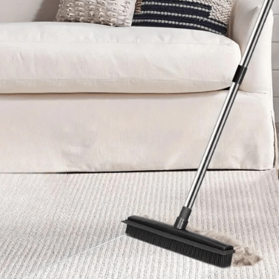 nettoyer peluche sur tapis avec balai du coiffeur