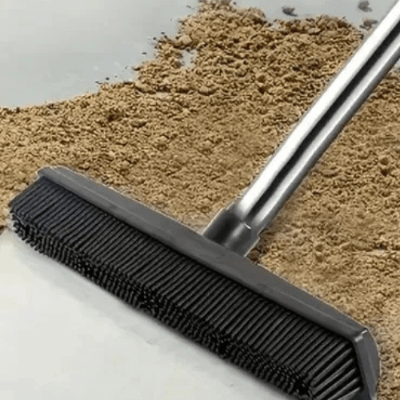 nettoyer saleté avec balai du coiffeur