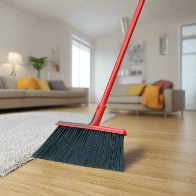 nettoyer sol parquet au salon avec balai rouge