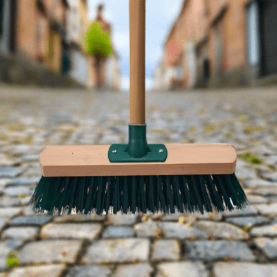 nettoyer sol pave avec balai cantonnier