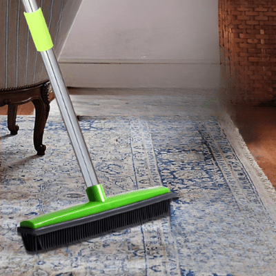 nettoyer tapis avec balai en caoutchouc