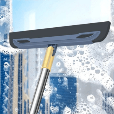 nettoyer vitre avec balais raclette bleu