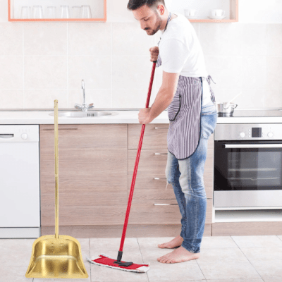 homme à pelle avec manche cuisine