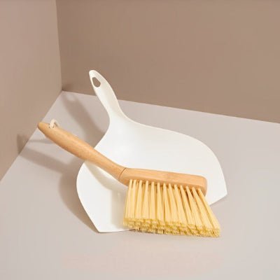 pelle et balayette avec poigne en bambou