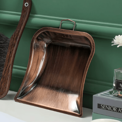 pelle et balayette Poil de cheval bois et acier inoxydable sur commode