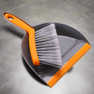 pelle balayette gris orange sur sol